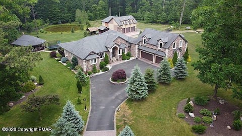 Sleeps 30-(2) houses 11 BR 6.5 BA Pickleball WIFI!