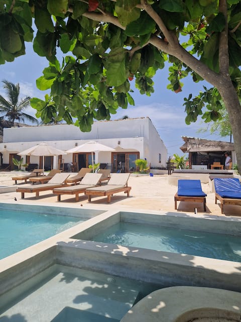 Private Beach Villa Ocean view pool 4 Rooms 12 PAX