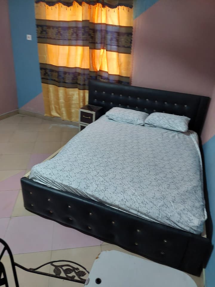 Chumba cha kulala kilicho na samani kamili chenye AC, kabati la nguo, friji na ufikiaji wa bafu lenye ukubwa wa nusu.