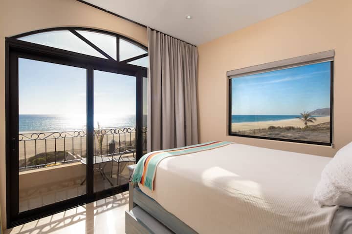 ¡Suite de invitados norte con excelentes vistas! (1) cama tamaño queen, (1) cama nido extraíble de tamaño completo, () literas de seis pies en el espacio del armario.