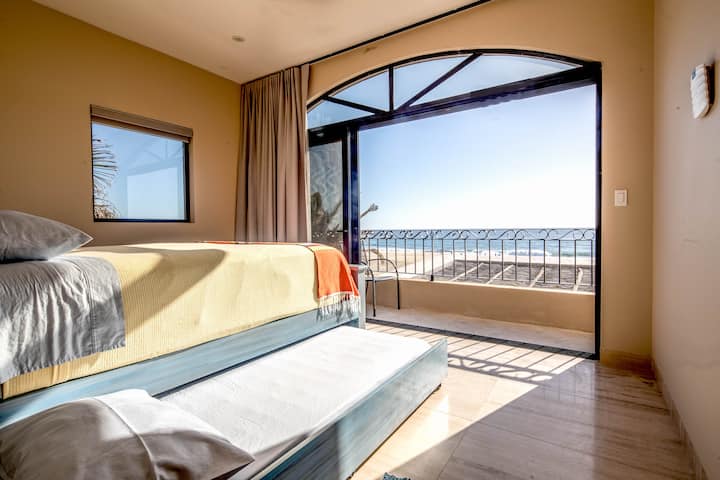 ¡Suite de invitados sur con excelentes vistas! (1) cama tamaño queen, (1) cama nido extraíble de tamaño completo, () literas de seis pies en el espacio del armario.