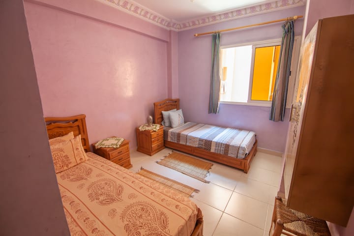 Спалня с 2 единични легла с изглед към вътрешния двор на сградата