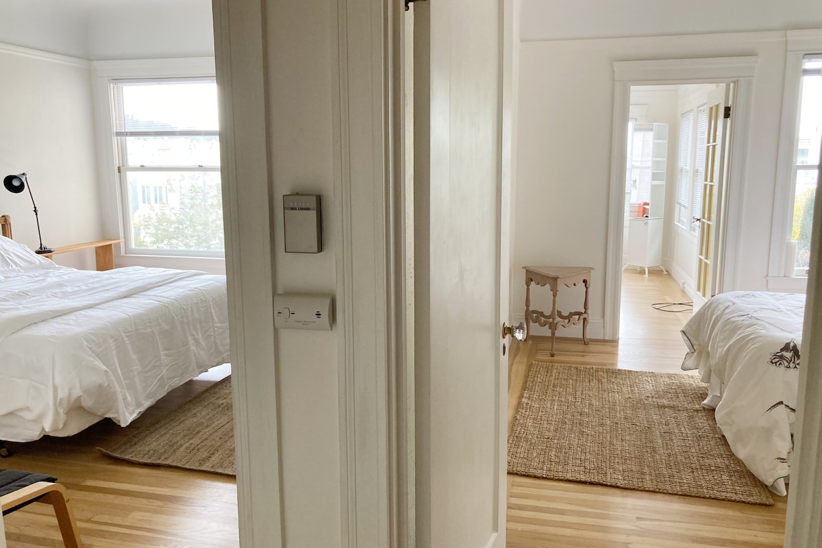 Chodba do obidvoch spální aj priľahlej slnečnej miestnosti vzadu.  Obe izby majú dvere do/z chodby a do/zo slnečnej miestnosti.