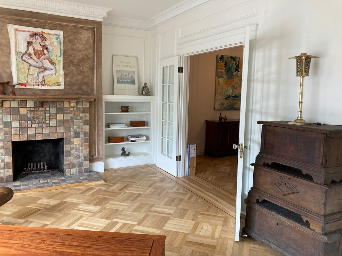 Obývačka vedúca do jedálne