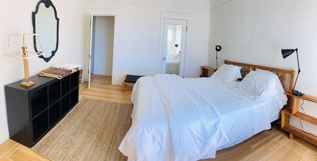 Hlavná spálňa má kubické priestory, zrkadlo, tienidlo na lampu a skrine vlastnou kúpeľňou.