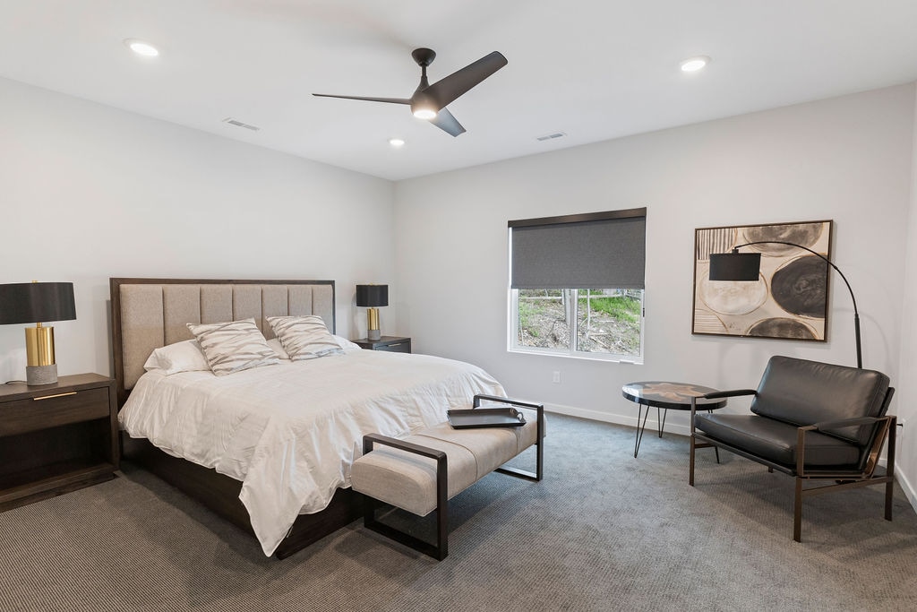 楼上主卧配备双水槽浴室和步入式衣帽间。