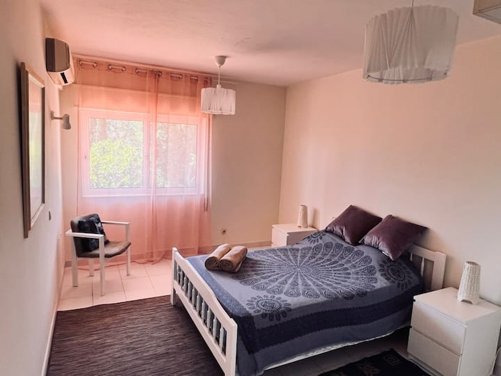 Segunda habitación con cama doble, aire acondicionado.