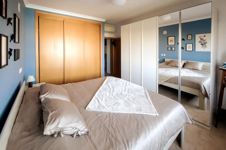 El dormitorio tiene un amplio espacio de almacenamiento y armario, una cama tamaño king, 2 mesas de extremo, así como una gran ventana que ofrece vistas abiertas y luz natural.