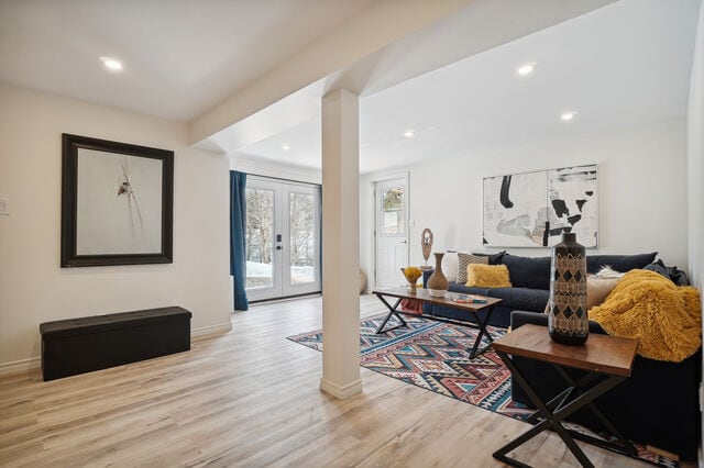 พื้นที่นั่งเล่นชั้นล่างพร้อมไฟหม้อหรี่แสงได้ทางออกไปยังจุดว่ายน้ำที่มีน้ำตกและไปยังชั้นล่างและอ่างน้ำร้อน