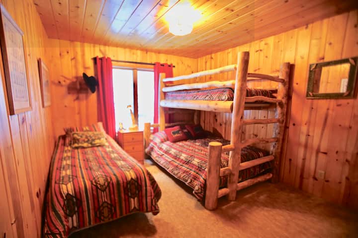 Ორსართულიან ოთახს ოთხი ადამიანი სძინავს.