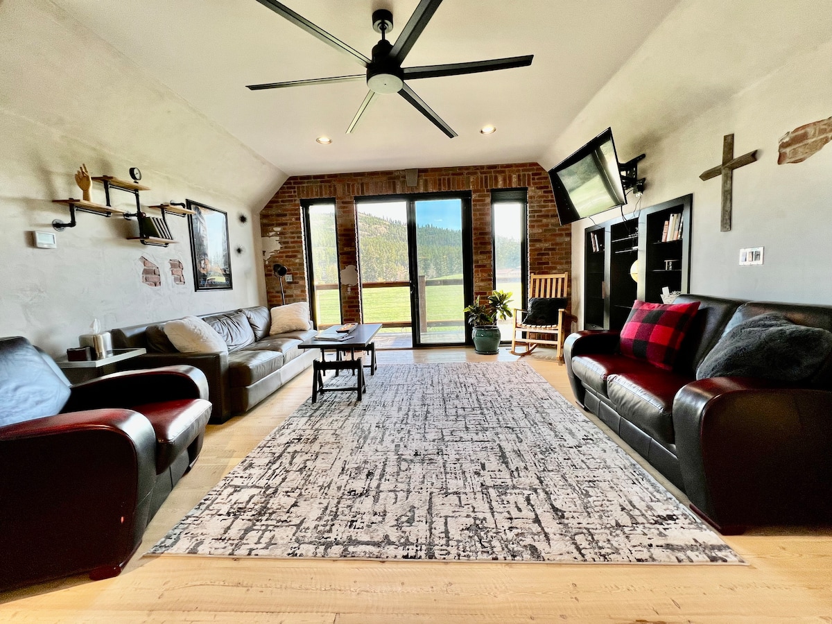 Всекидневна на горния етаж с изглед към планината Надежда от балкона 