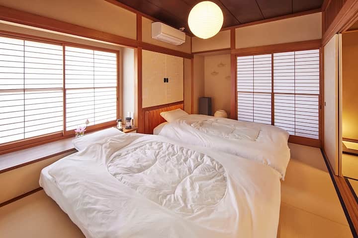 高級旅館のような和のベッドルーム。こだわりの寝具でごゆっくりお休みいただけます。
3名様以上でご宿泊の場合はお布団をご用意させていただきます。