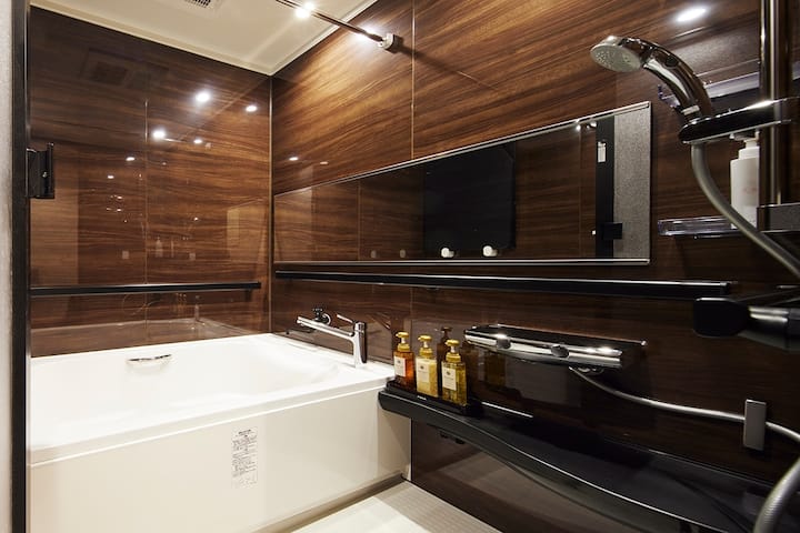 フルリノベーションで真新しいバスルームです。※こちらは温泉ではございません。