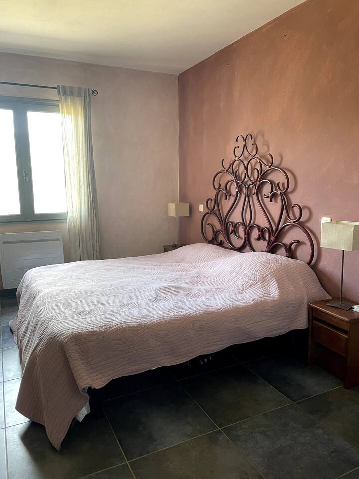 Roditeljski apartman 1 (20 m2)
Dva kreveta su postavljena za optimalnu udobnost.
Spavaća soba ima veliki ormar s kliznim vratima za odlaganje stvari. 
Prozor s pogledom na zaljev. 