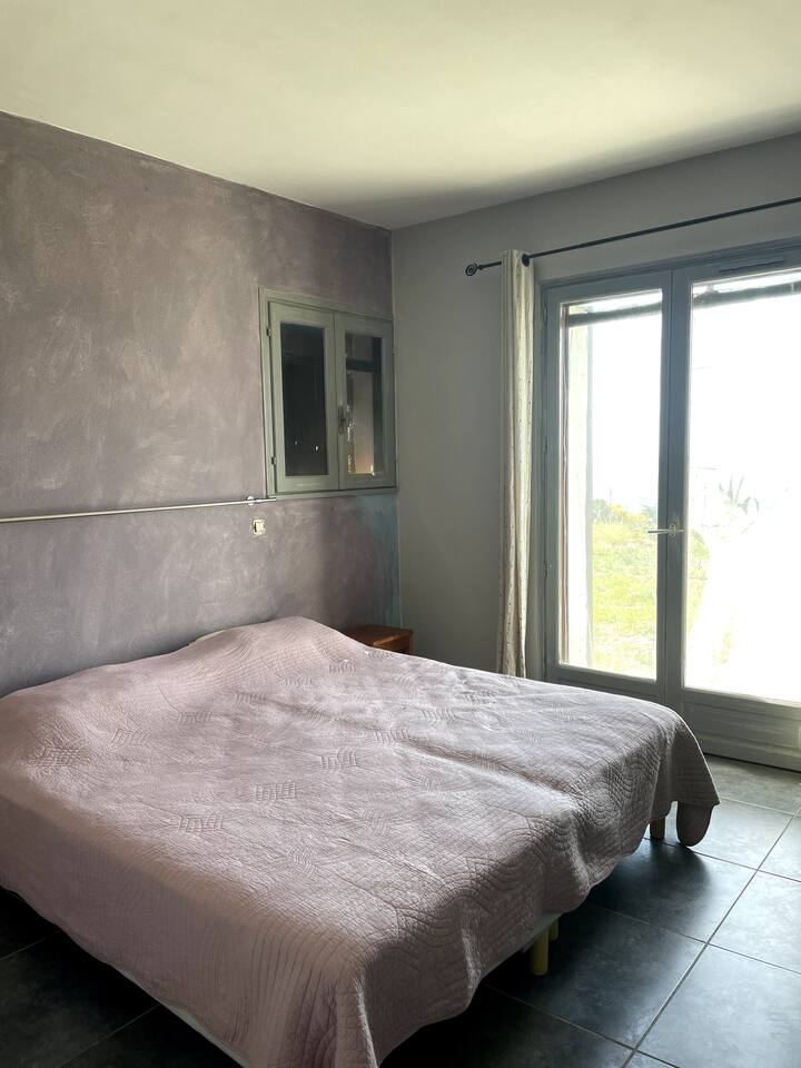 Master suite 3
Dva kreveta sastavljena za izvrsnu udobnost. 
Prozorska vrata otvaraju se prema divljoj i netaknutoj obali. 
Veliki ormar s ormarom omogućuje vam da pohranite svoje stvari. 