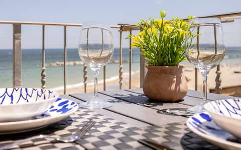 [Seafront] Beach access + Parking space + WiFi