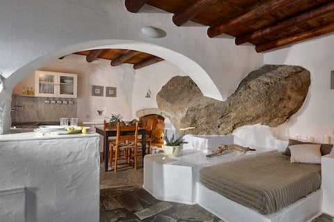 Rustic minimalist cottage C for 2-4,near the coast