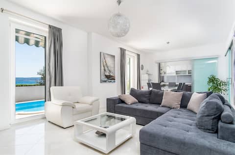 Top Airbnb: Lux apartment with private pool and jacuzzi in Kaštel Stari