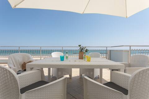 Panoramic penthouse on the fourth floor with sea view