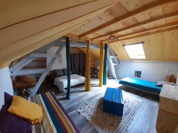 Dormitorio con 1 cama doble y dos camas individuales