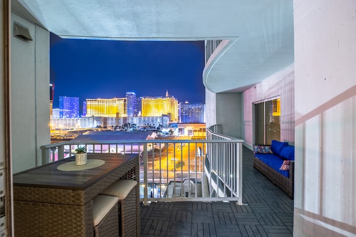 2100 SqFt Penthouse Suite : Strip Views! POOL GYM
