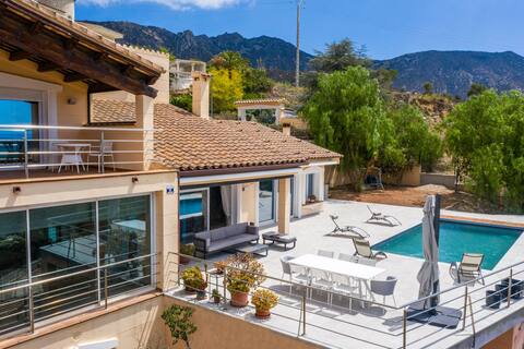 Luxurious villa, 2 pools, spa and gym