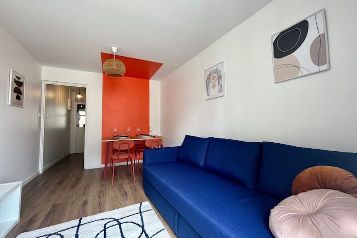 Salon avec coin repas.