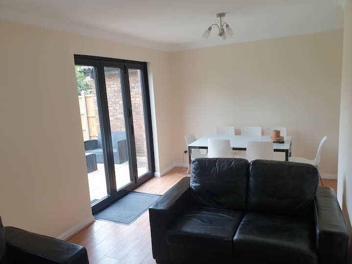 London Luxury Exec 6 Bed Sleeps X12 Free Parking - London
