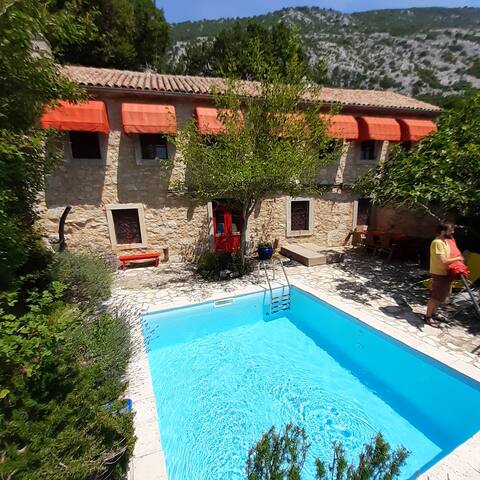 Red Lady, rural villa