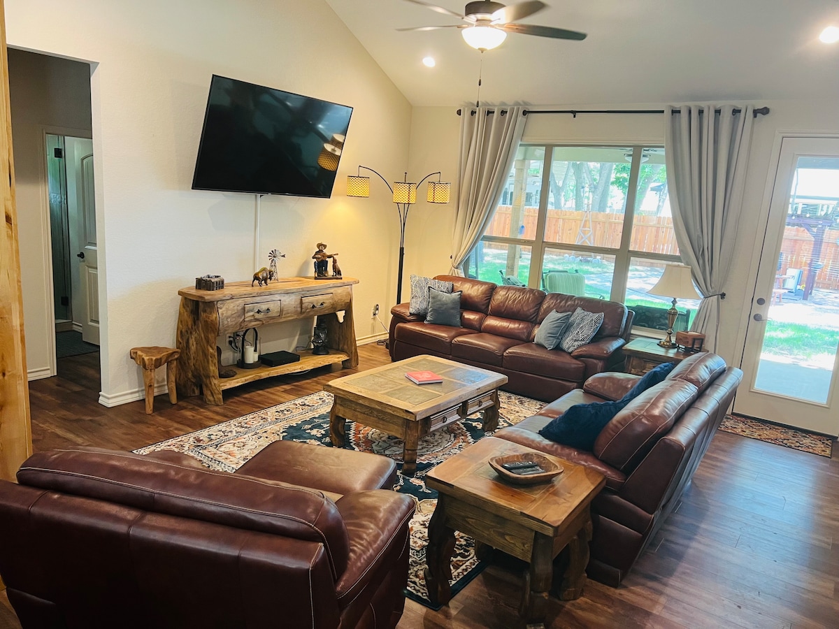 Top performing Airbnb: Charming new home near Canyon Lake/Guadalupe River in Canyon Lake