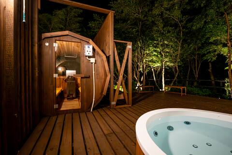 Panoramic view of the top of Hakone Villa.Natural hot spring barrel sauna/super large accommodation 