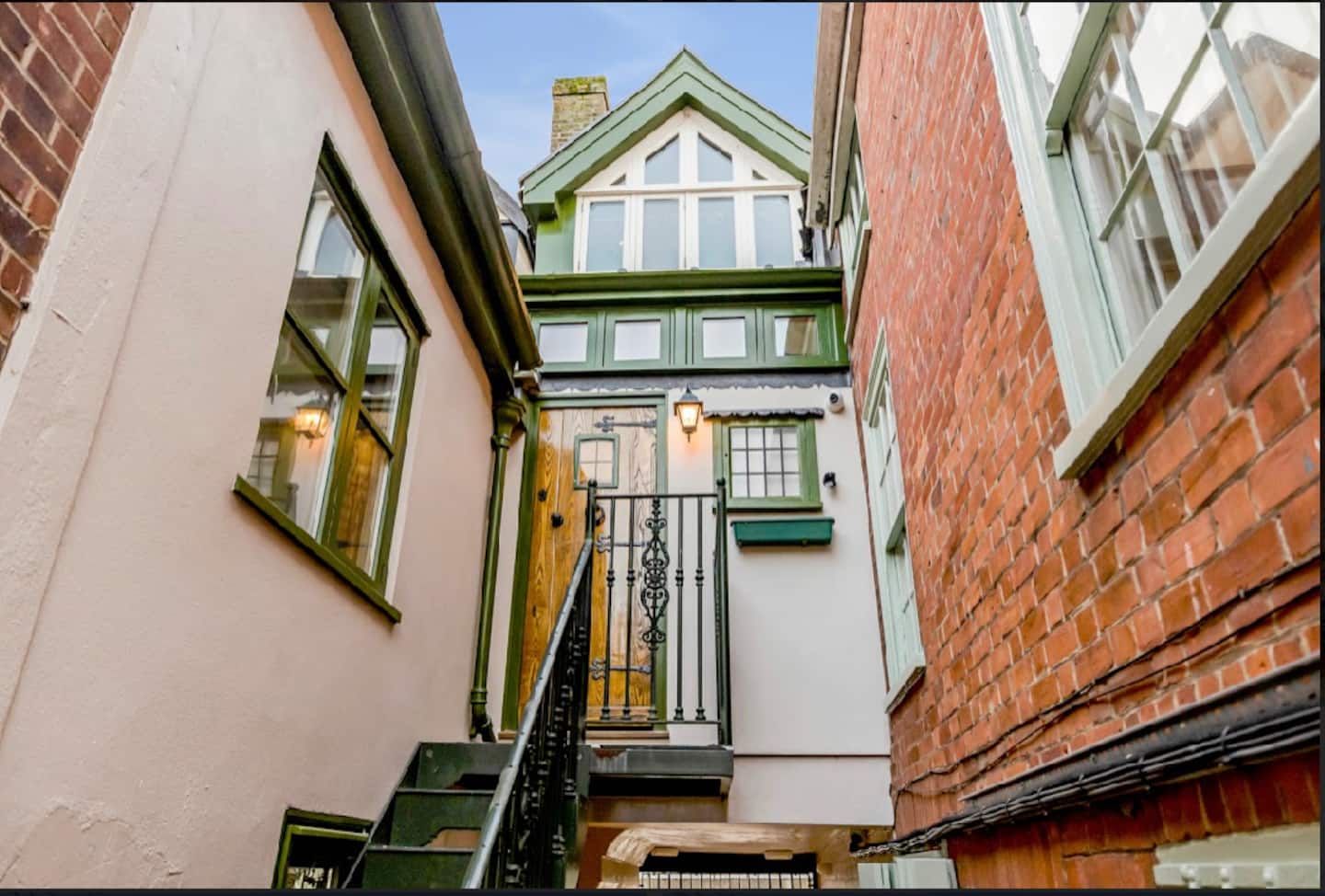 15A St Giles 
City Centre with parking.