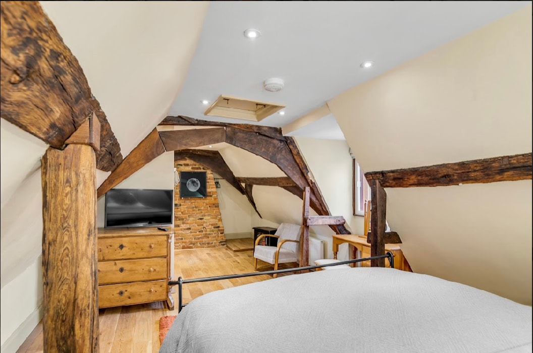 15A St Giles 
City Centre with parking.