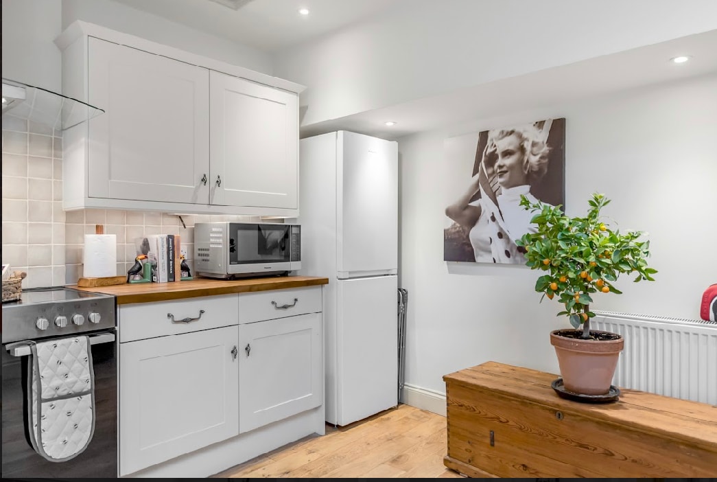 15A St Giles 
City Centre with parking.