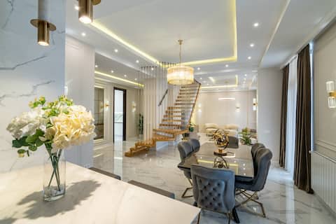 3BR Luxury Penthouse w/ Jacuzzi + Terrace + Views