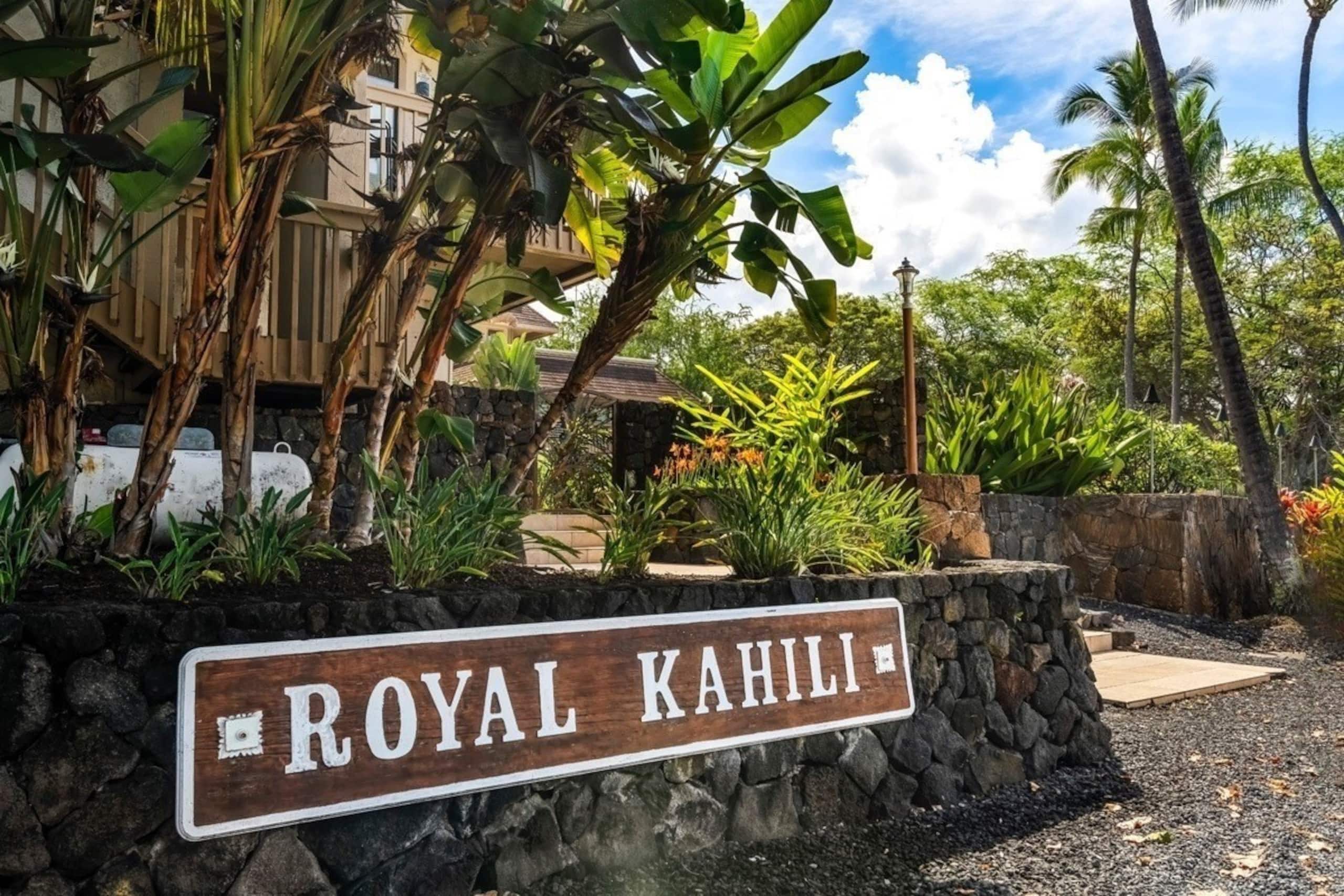 Condo in Kailua-Kona · ★4.92 · 2 bedrooms · 4 beds · 2 private baths - Image 4