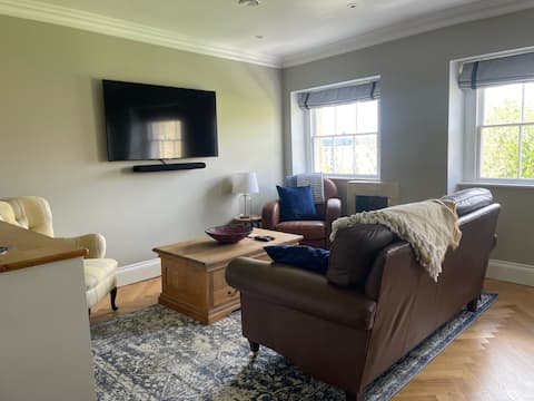 Popular Airbnb listing: Spacious Penthouse Apartment with Parking in Charlcombe