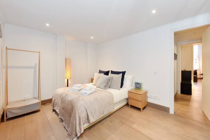 Amazing Covent Garden 2 Bedroom High-Speed Wi-Fi gallery image 3