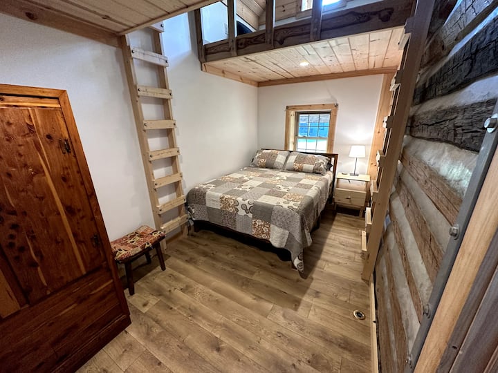 Queen Bed in 2nd Bedroom (+ 2 Lofts)