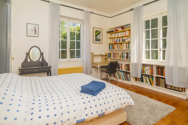 Chambre sur jardin au rez-de-chaussé.