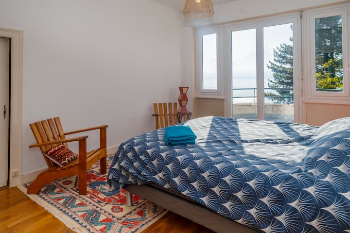 Chambre du Lac avec balcon privé. Grand placard pour vos affaires et salle de bain en suite.