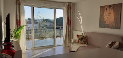 Successful Airbnb property: Spacious T2, large balcony and private parking in Fréjus