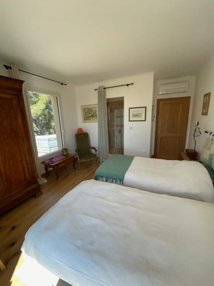 วิวทิศตะวันตกของห้องนอนและพื้นที่อ่านหนังสือเพื่อให้เพลิดเพลินไปกับวิวของ Rhone และมากกว่านั้นก็คือ Gard
การเข้าถึงห้องอาบน้ำของคุณจากห้องนอนและตู้เสื้อผ้าขนาดใหญ่เพื่อเก็บของของคุณ 
เครื่องปรับอากาศแบบปรับได้ในแต่ละห้อง