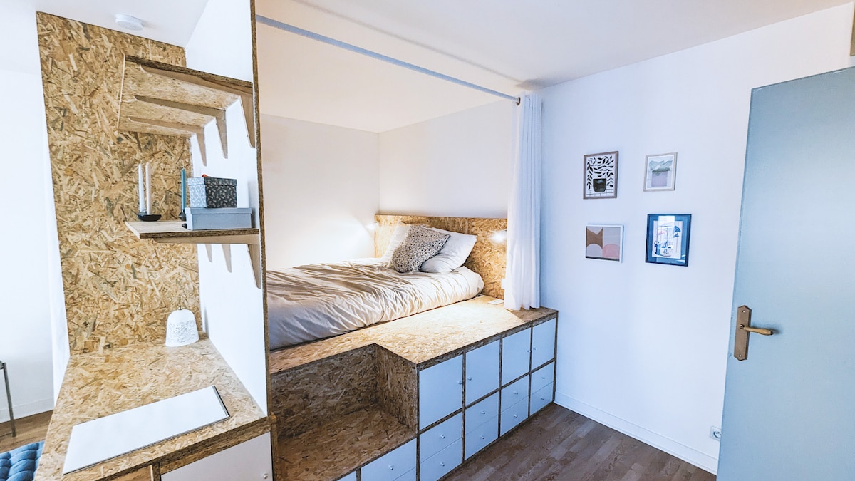 Kitanda chenye starehe cha ukubwa wa malkia, katika eneo lake la cocooning.