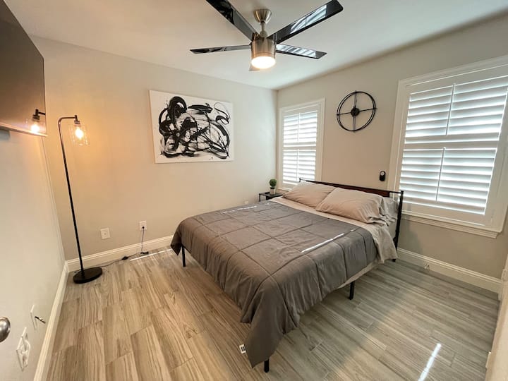 ห้องนอนควีนไซส์พร้อมสมาร์ททีวีติดผนังเพลิดเพลินกับ YouTube TV, Prime Video และ Hulu Plus ซึ่งรวมอยู่ในการเข้าพักของคุณ! 