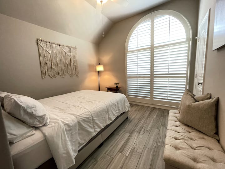 ห้องนอนควีนไซส์แสดงหน้าต่างบานใหญ่ที่สุดในบ้านห้องพักกว้างขวางนี้มีทุกสิ่งที่คุณต้องการสำหรับการนอนหลับที่ยอดเยี่ยมโต๊ะข้างของเรามาพร้อมกับพอร์ตยูเอสบีเพื่อชาร์จโทรศัพท์หรือแท็บเล็ตของคุณ! 