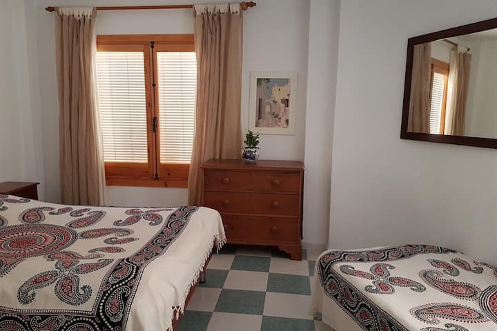 Spavaća soba na 1. katu. Bračni krevet i krevet za jednu osobu