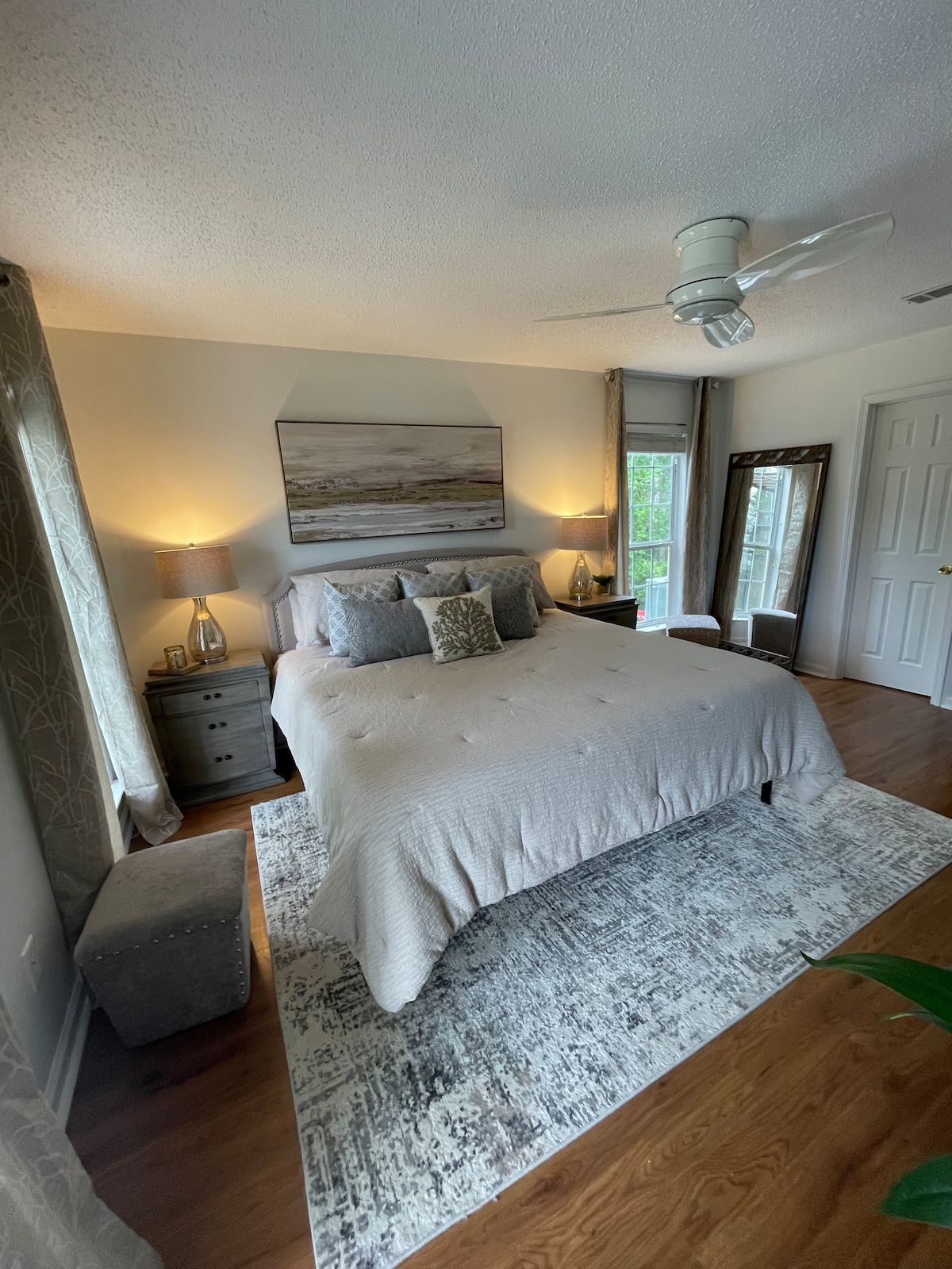 חדר שינה ראשי עם מיטת קינג וחדר רחצה ראשי מחובר 