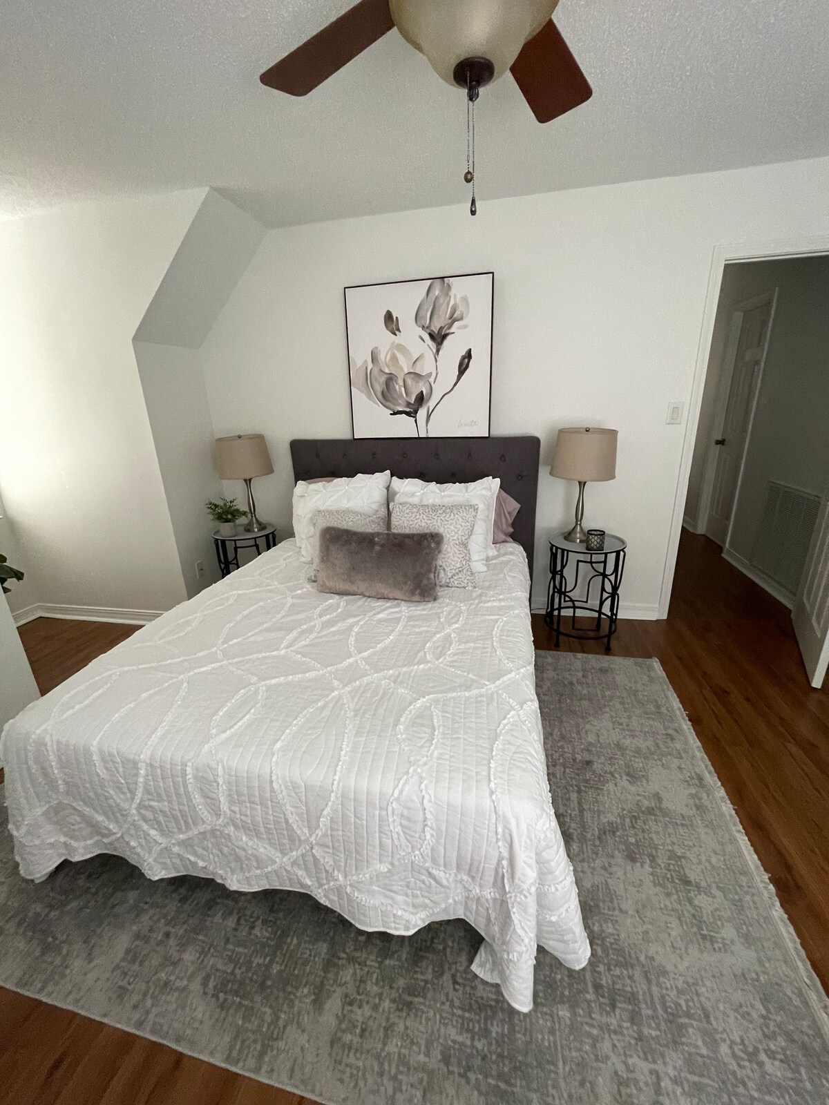 חדר אורחים שני בקומה העליונה עם מיטת קינג סייז.