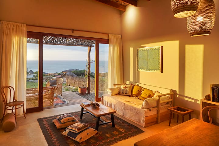 Дневна соба со кауч на спуштање со квадрат и пол.